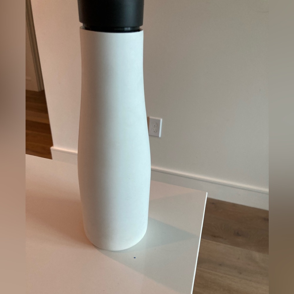 Lululemon Classic 19 oz. cold/hot insulated cup with screw lid - Picture 2 of 8